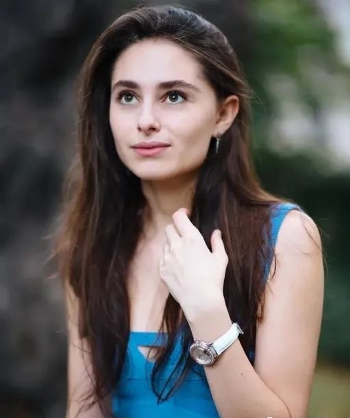 小提琴屆的“後起之秀”|法國美女(nǚ)小提琴家艾斯特&middot;阿布拉米_慧禾國際藝術教育