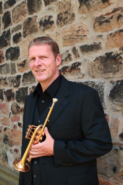 線上【小号大師課】一對一大師課系列-&nbsp;魏瑪李斯特音樂學院&nbsp;Uwe&nbsp;Komischke&nbsp;【小号教授】_慧禾國際藝術教育